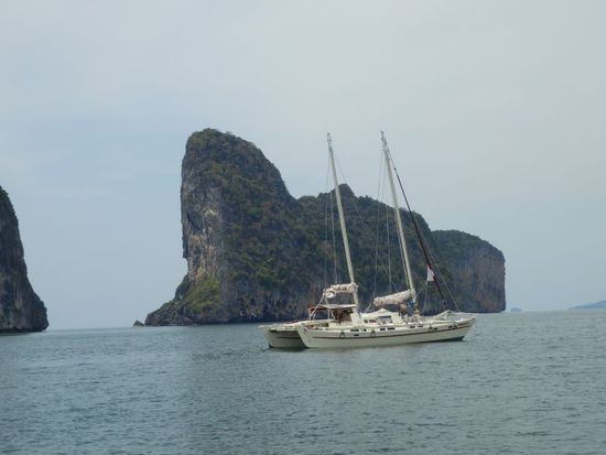 Katamaran vor Koh Lao Liang