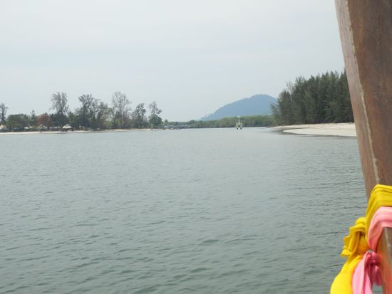nach ca. 20 - 30 Minuten kommt dann auch schon die Einfahrt zum Hafen von Koh Libong in Sicht