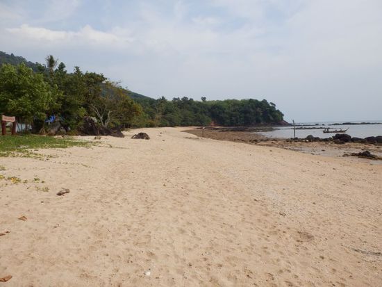 der Strand bei Ebbe zur Linken vom Resort
