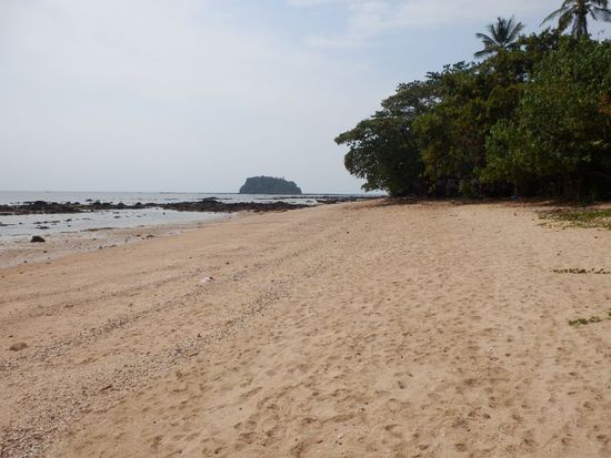 der Strand bei Ebbe zur Rechten vom Resort