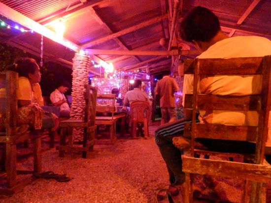 in einer kleinen thailändischen Karaokebar