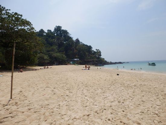 der Strand zur Linken