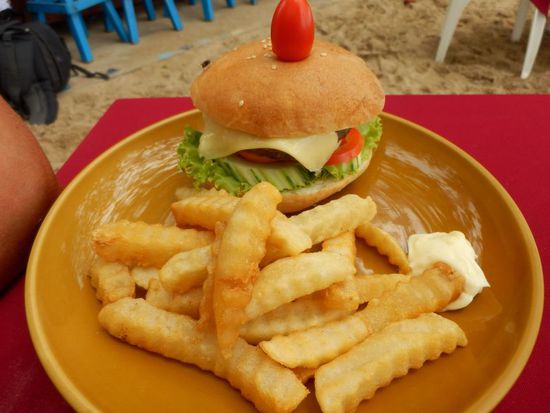 widerlicher Cheeseburger mit fettigen Pommes