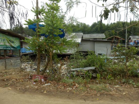 Hütten der Einheimischen eingebettet in Müll