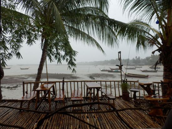nette Bar mit Ausblick auf den Pier