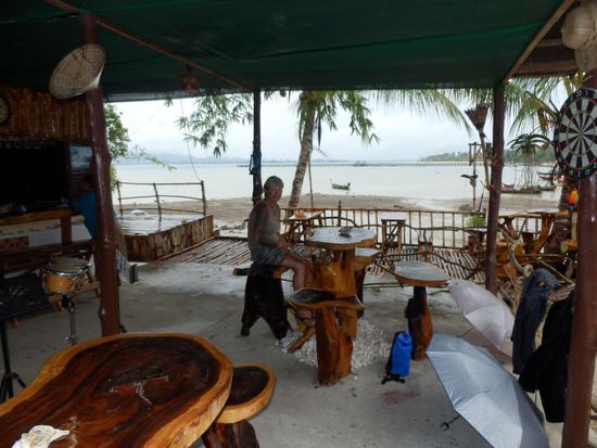 gemütliches Kaffeetrinken mit Ausblick auf den Pier, diesmal mit Wasser.