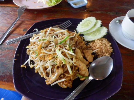 Pad Thai mit Chicken = 50 THB ( ca. 1,30 THB )