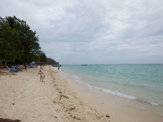 der Strand zur Linken