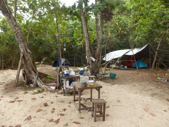 durch ein Camp mit offener Küche