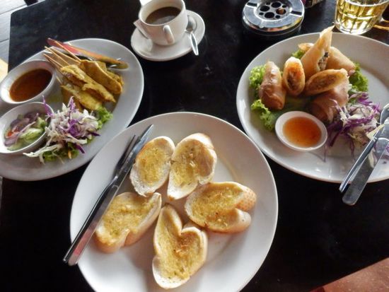 Knoblauchbrot, Frühlingsrollen und Hähnchenspieße mit Erdnussoße