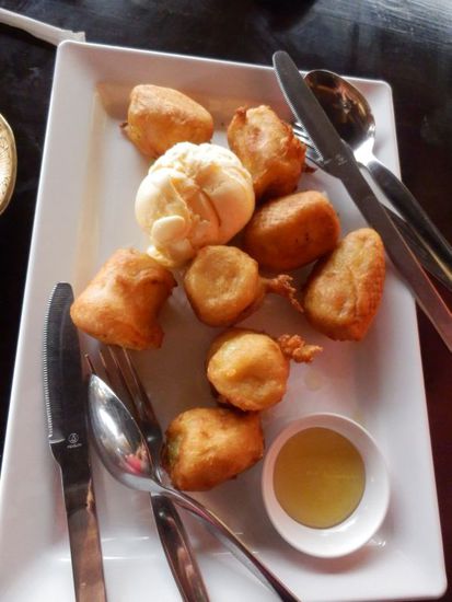 frittierte Banane mit Honig und Vanilleeis