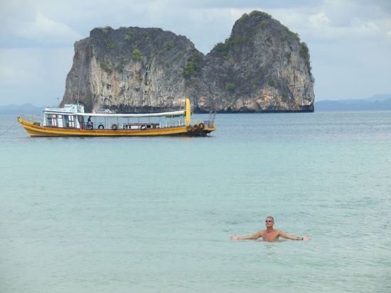 Bibo fleht den Sonnengott an, dass morgen bei der Bootsfahrt das gleiche Wetter ist.