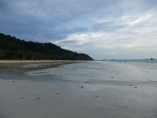 Strand am Koh Hai Fantasy Resort bei Ebbe