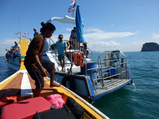 Das Umsteigen auf offener See bei ruhigem Wetter sehr einfach