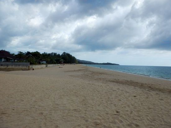 der Long Beach linksseitig vom Lanta Beach Resort