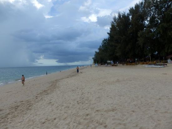 der Long Beach rechtsseitig vom Lanta Beach Resort