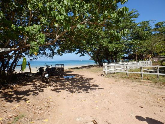 unser Eingang zum Klong Dao Beach