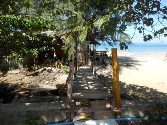 über diesen schmalen Steg müsst ihr gehen, um zu einem schönen Strand zu kommen.