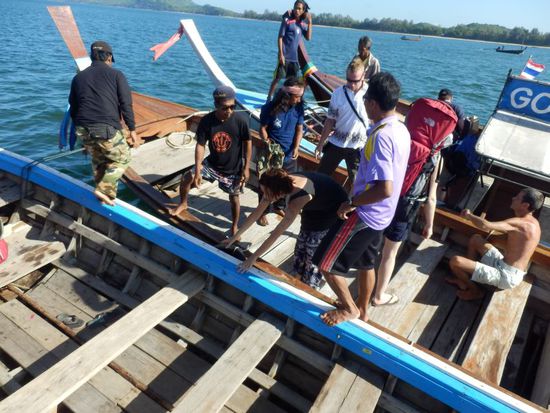 wir müssen nur ins erste Boot