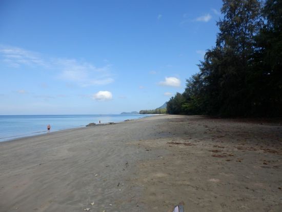 Strand rechts vom Resort