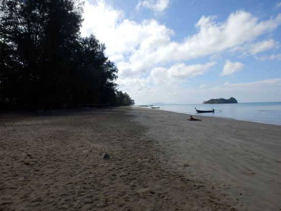 Strand links vom Resort