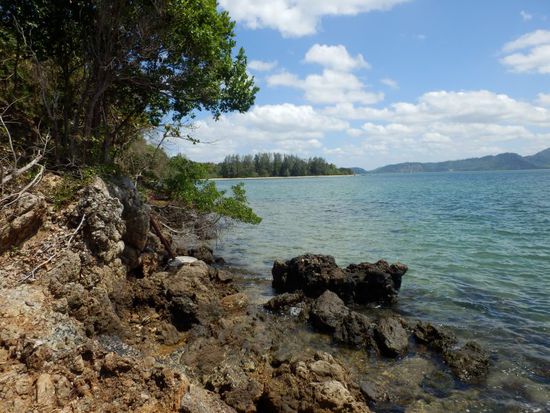 links in der kleinen Bucht befindet sich dann ein Fischerdorf