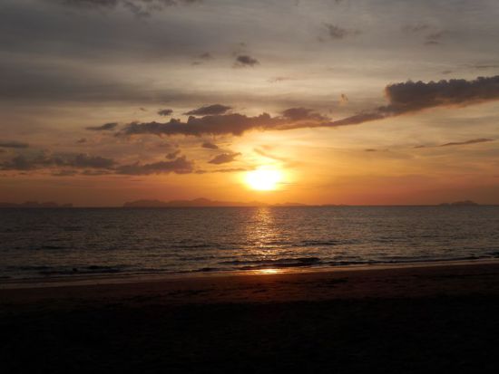 Sonnenuntergang auf Koh Jum ( die Sonne geht über Koh Phi Phi unter )