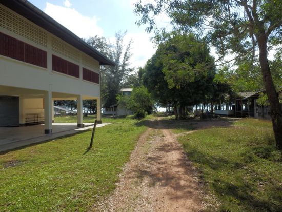 an der Schule vorbei