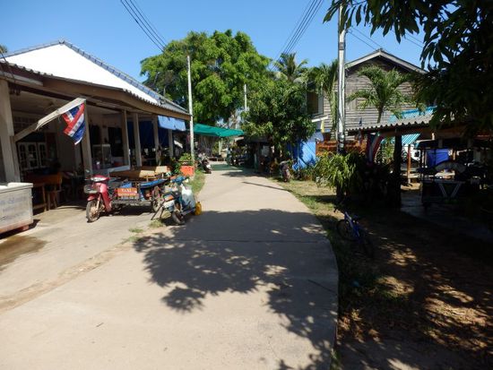 befestigte Dorfstraße auf Koh Jum