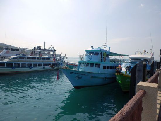 das Boot für den Schnorchelausflug (das Linke von den Beiden auf der rechten Seite)