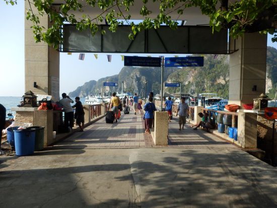 Pier von Koh Phi Phi am Morgen