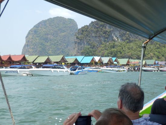 ...in einem riesigen Stelzendorf.....