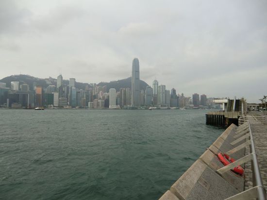 auf dem Weg zum Pier mit Blick auf Hong Kong "Central"