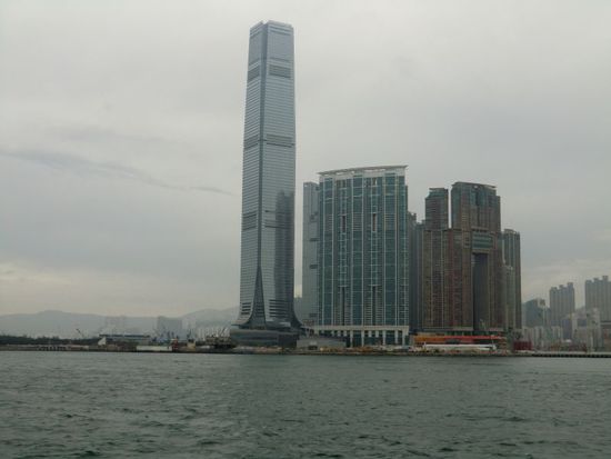ein Blick zurück nach Hong Kong "Kowloon", links das höchste Haus in Hong Kong
