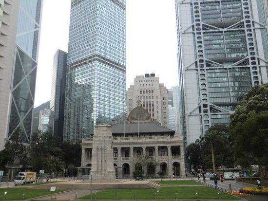 einsames altes Haus (Gerichtsgebäude) zwischen Hochhäusern