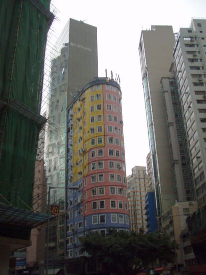 halbrundes buntes Haus 