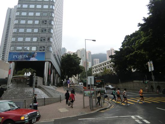 links ist der Eingang zur Bahn.