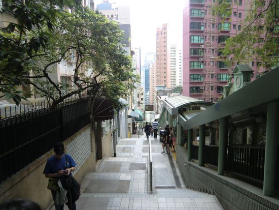 links die Treppen - rechts die Rolltreppen