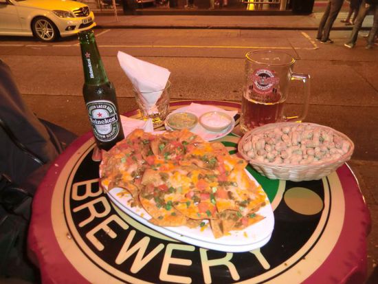 lecker Nachos und Bier