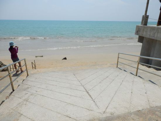 der Eingang zum Strand ca. 5 Meter tiefer......