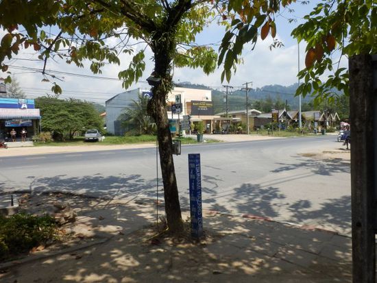 Hinweispfosten auf 3 Meter Wasserhöhe beim Tsunami 2004