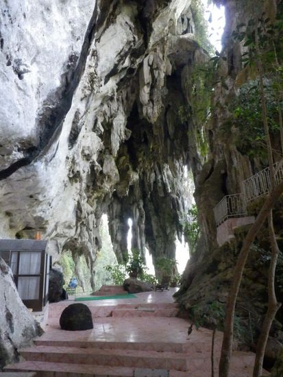 auch noch Teil der Höhle, aber Außen ( links im Bild sieht man die Unterkunft der Mönche ).