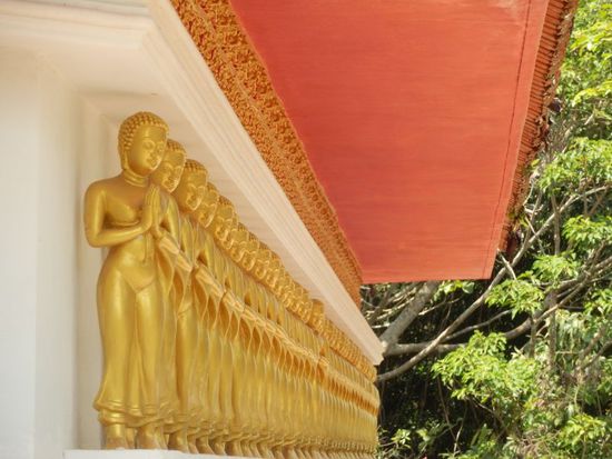 außen sind Statuen aufgereit