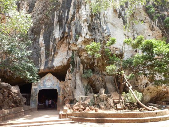 der Eingang zum Wat Suwan Kuha