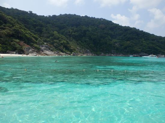 der Bereich zum Baden, klares Wasser und weißer Strand