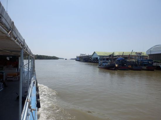 Abfahrt vom Pier durch den Fischereihafen