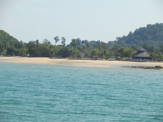 gleich links neben dem Pier ein herrlicher Strand