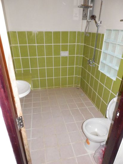 das Bad mit Regenwalddusche