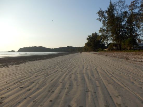 der Strand rechts vom Resort