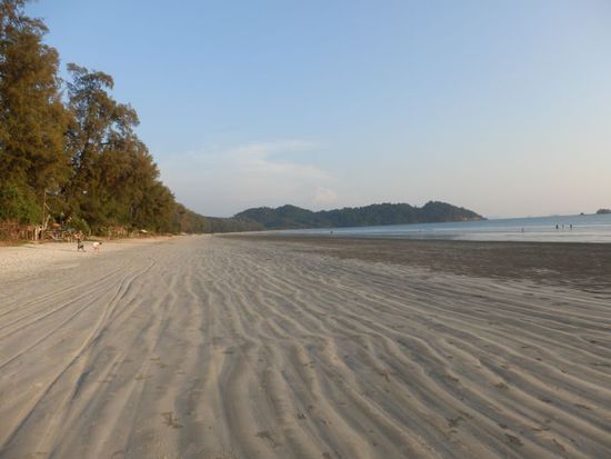 der Strand links vom Resort